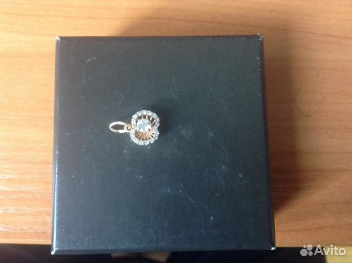 Золотая подвеска со вставкой Swarovski Zirkonia