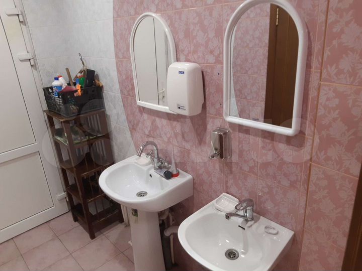 Комната 18 м² в 8-к., 1/2 эт.