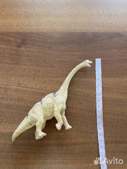 Фигурки животных и динозавров