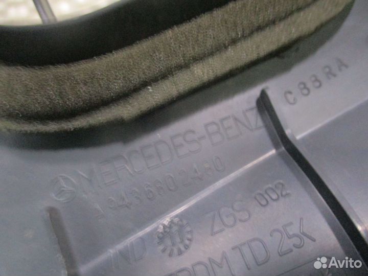 Накладка воздуховода передней панели левая Mercede