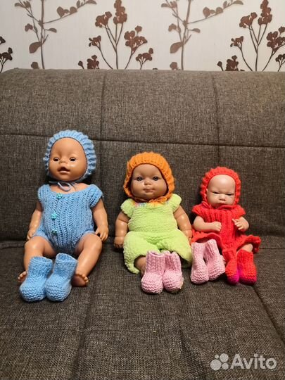 Связанные костюмчики и пинетки для кукол