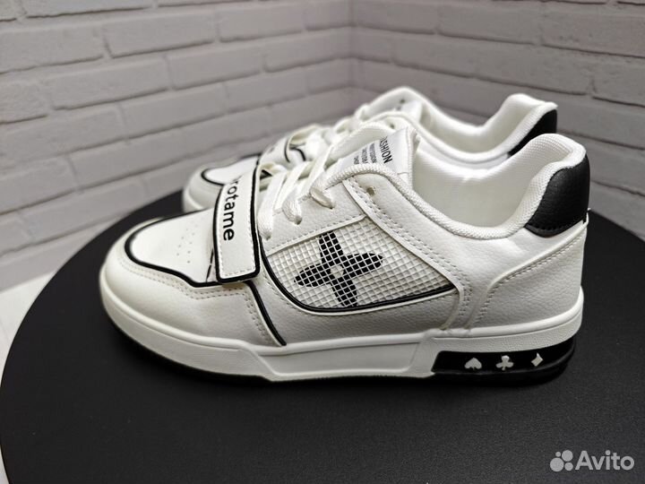 Бело-чёрные кроссовки женские 38 размер 24 см