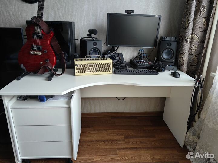 Компьютерный стол белый