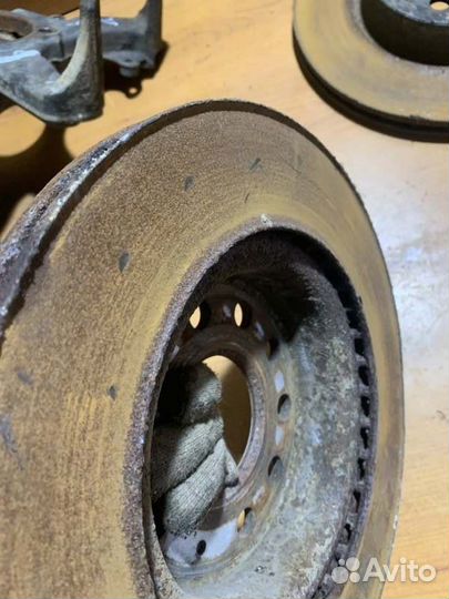 Тормозной диск передний правый Skoda Octavia A5