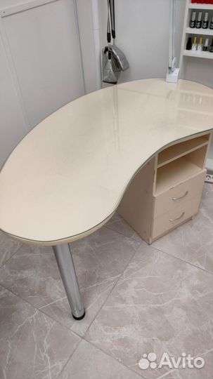 Маникюрный стол