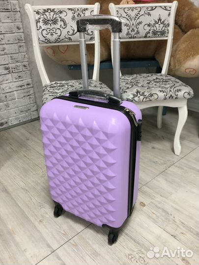 Чемодан на колесиках