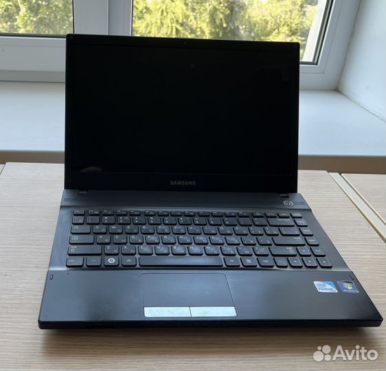 Ноутбук samsung NP300V4A новый диск и Windows 10