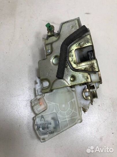 Замок двери задней правой Nissan NP300