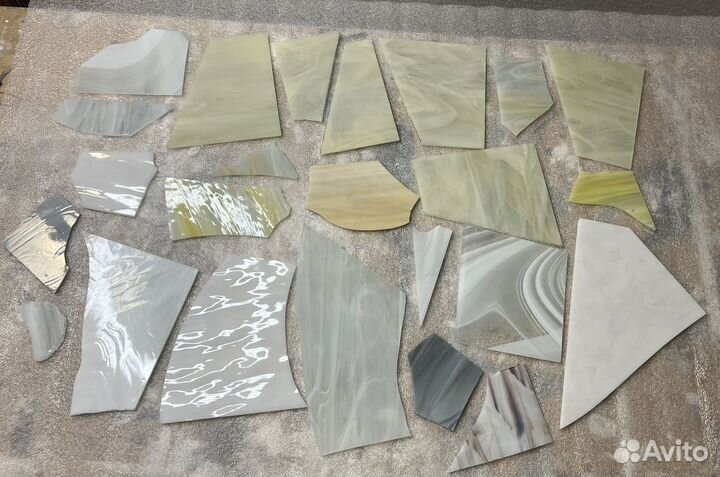 Стекло витражное лимонные, белые кусочки