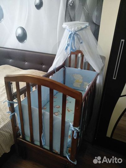 Детская кроватка с маятником