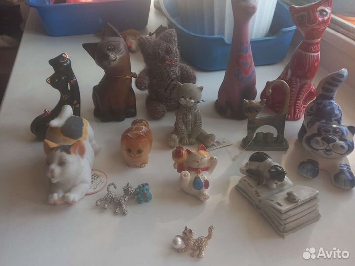 Коллекция фигурок кошек