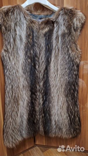 Меховой жилет из енота