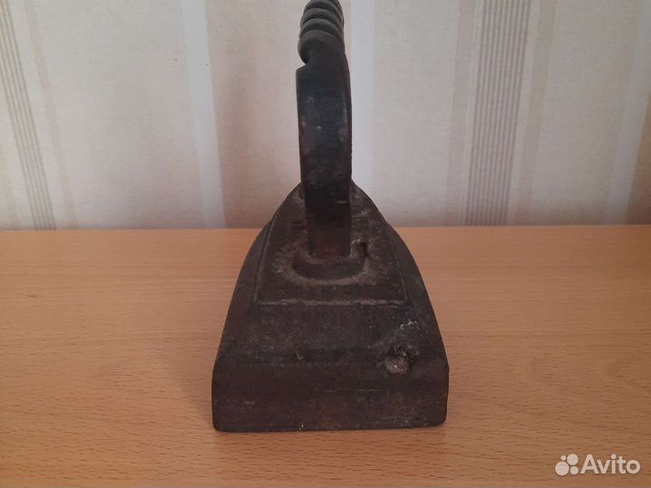 Чугунный утюг