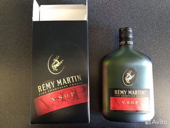 Бутылка с коробкой коньячная. Remy Martin