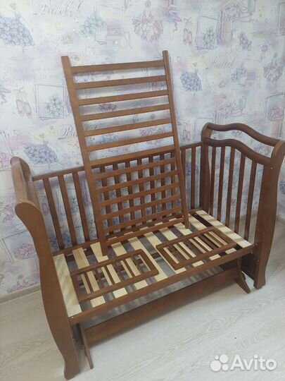 Детская кроватка с маятником