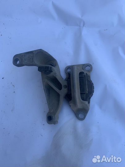 Опора двигателя правая Renault Megane 3