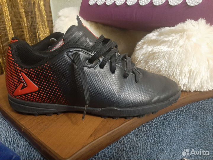 Футбольные бутсы сороконожки