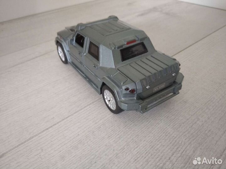 Игрушечная машинка