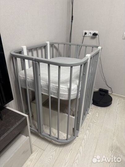 Кроватка для новорожденных с маятником