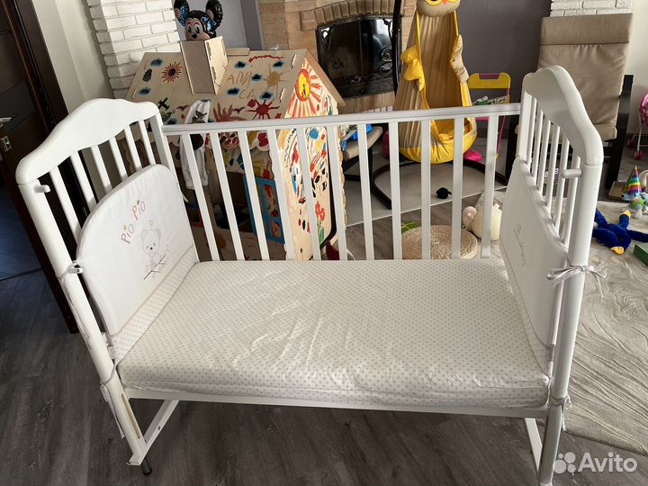 Детская кроватка с маятником и ящиком