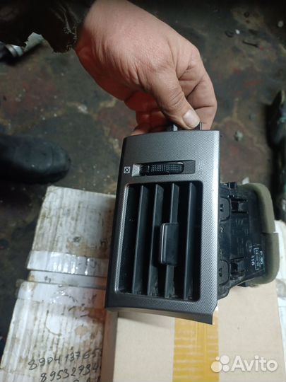 Левый дифлектор воздуха Nissan Tiida С11