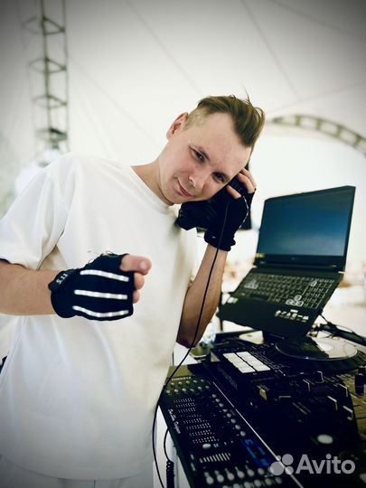 Диджей Dj с оборудованием