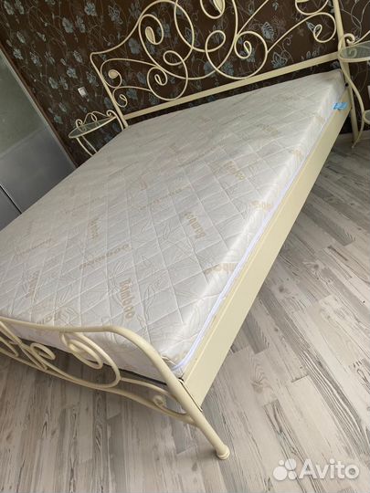 Кровать с матрасом 180x200