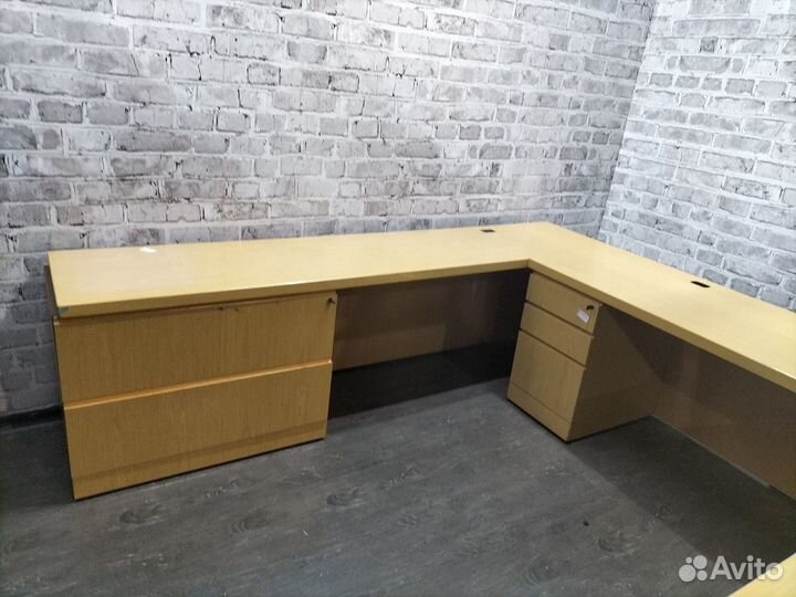 Стол руководителя с тумбами