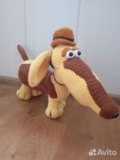 Вязаная игрушка такса