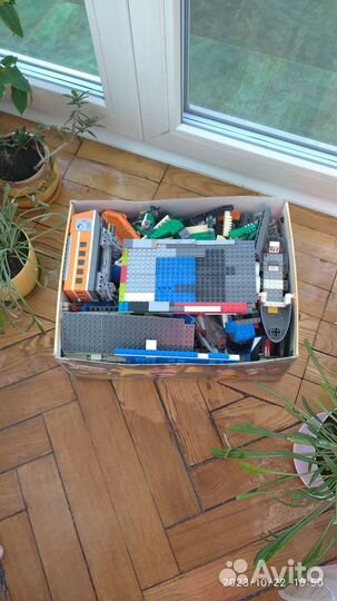 Лего-коробка (с домиками) и лего (коробка) россыпь