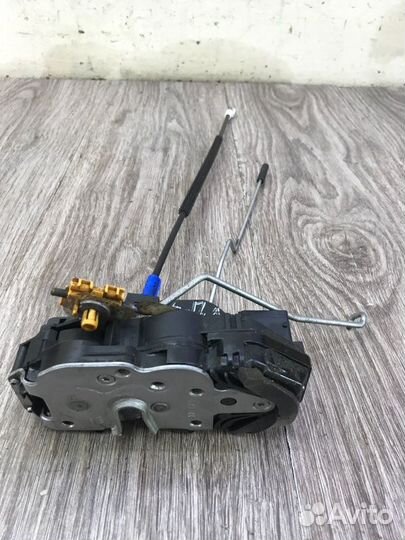 Замок двери передний левый Opel Astra J хетчбэк