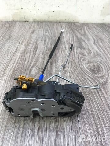 Замок двери передний левый Opel Astra J хетчбэк