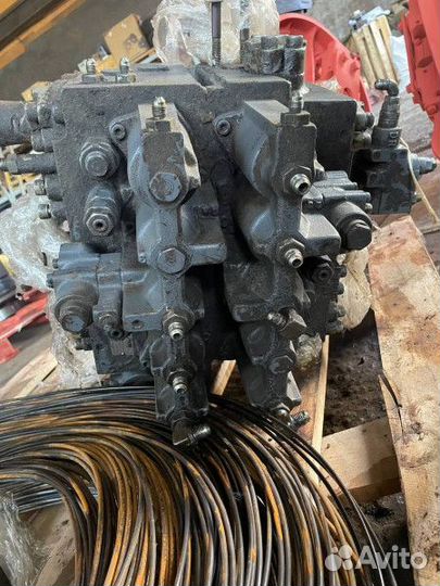Гидрораспределитель Hitachi ZX330