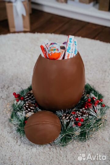 Большое шоколадное яйцо с сюрпризом внутри