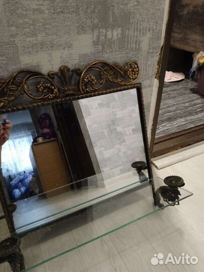Зеркало в металлической оправе с полочкой