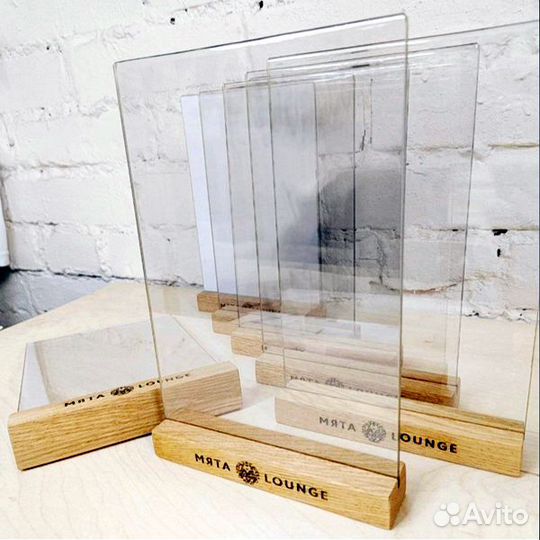 Менюхолдеры тейбл тенты деревянные с логотипом