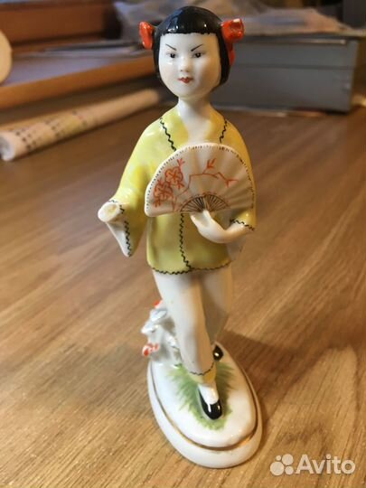 Фарфоровые штофы и статуэтки