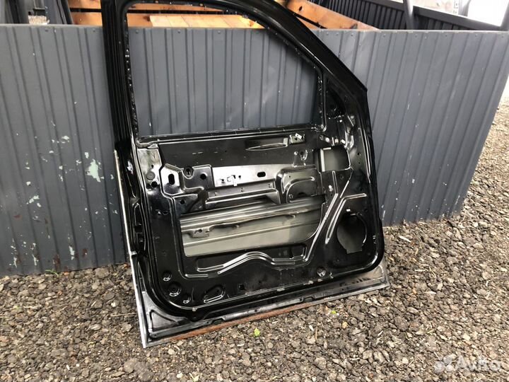 Дверь передняя левая Cadillac Escalade III 06-14