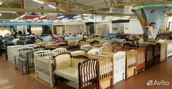 Детская кроватка с маятником