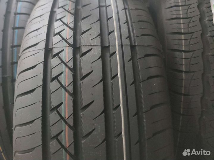 Roadmarch Prime UHP 08 215/45 R18 93W