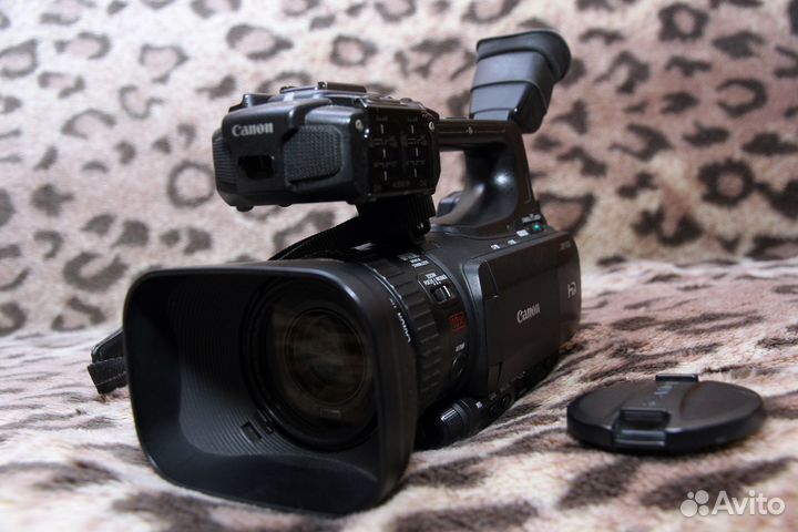 Профессиональная видеокамера Canon XF100