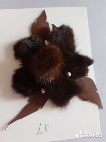 Брошь из меха норки с кожаными листочками