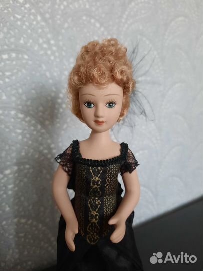 Кукла фарфоровая