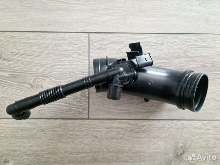 Патрубок воздуховода Audi, VW, Skoda 06B133354