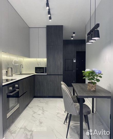 Угловая кухня на заказ с подсветкой