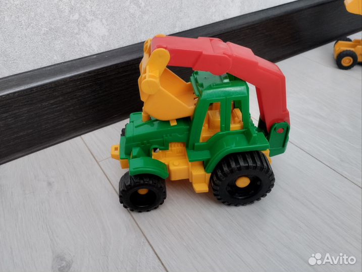 Игрушка трактор