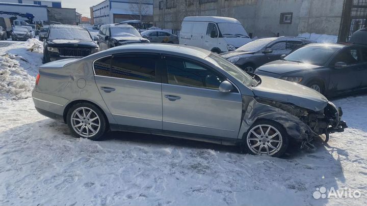 Кронштейн двигателя правый Volkswagen Passat (B6)