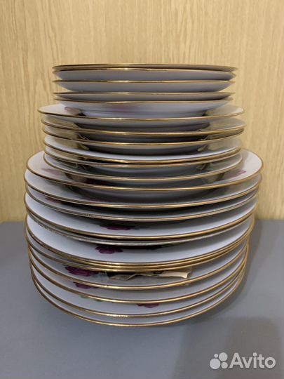 Сервиз столовых тарелок на 6 персон (23 предмета)