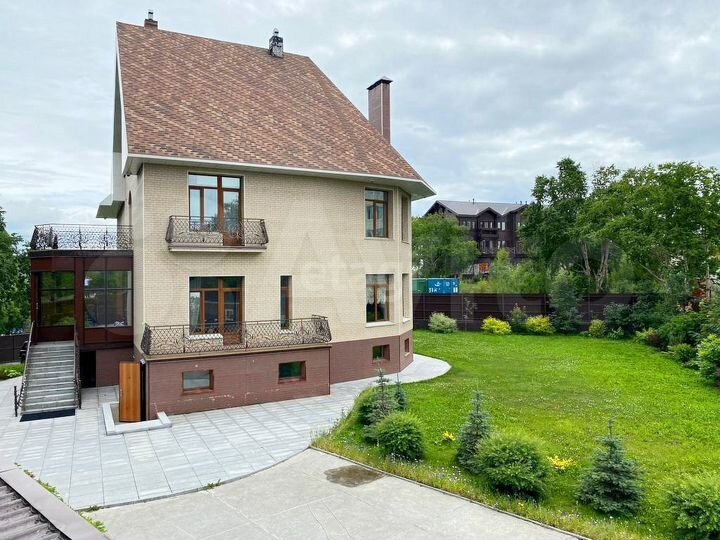 Дом 549 м² на участке 13,7 сот.