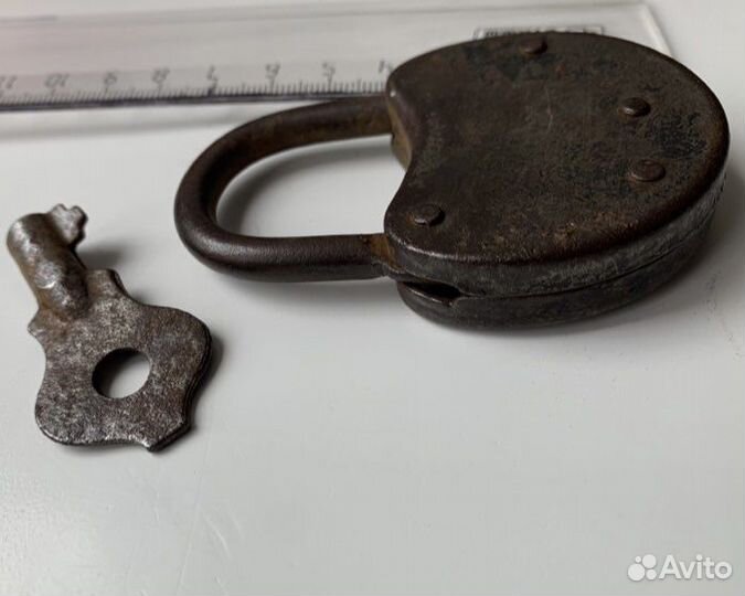 Навесной замок старинный